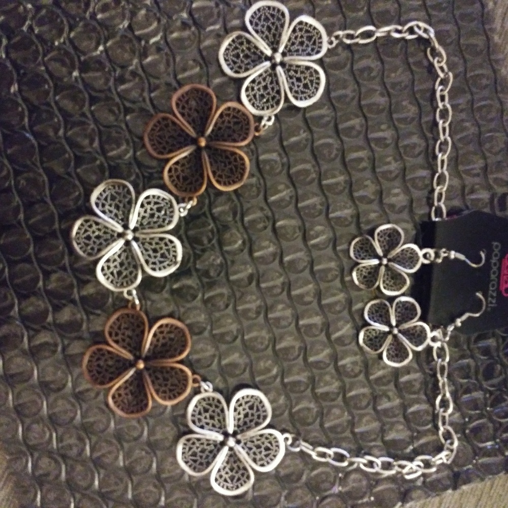 Beautiful paparazzi necklace